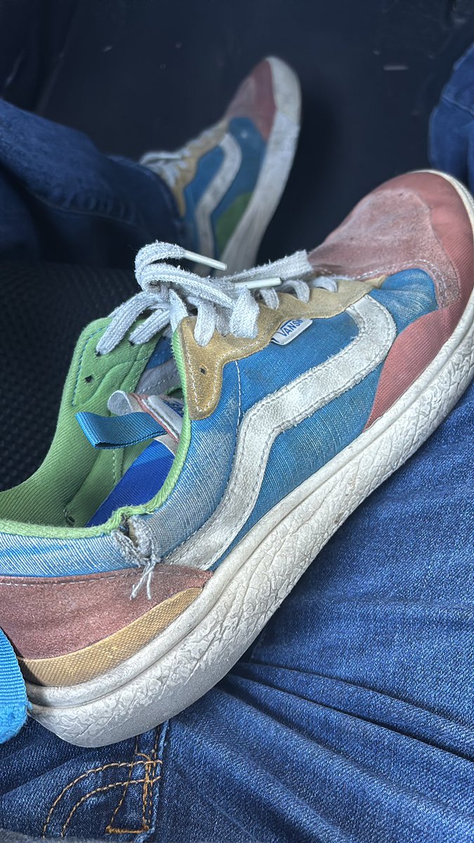 itz_cap_ttv's tweet photo. @Vans can I still get these? My absolute favorite. I need a new pair. Mine are about 2/3 years old and ripping up everywhere 😭😭😭

Vans UltraRange Exo Blue Orange Yellow Green https://t.co/UvHn5Avg2F