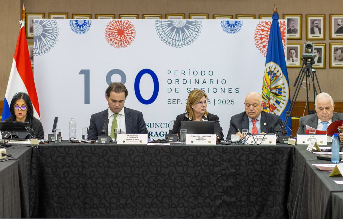 WalterGCpy's tweet photo. La Corte IDH reconoció y valoró el gran esfuerzo realizado por el Estado Paraguayo para cumplir con las medidas dispuestas en la sentencia “Córdoba vs Paraguay"

En mi rol como ministro del ente rector de las políticas de infancia, participé junto al equipo jurídico del Ministerio de la Niñez y la Adolescencia (MINNA) y delegación integrada por distintas instituciones en una audiencia privada ante la Corte Interamericana de Derechos Humanos, en el marco del 180° Período Ordinario de Sesiones, que se desarrolla esta semana en nuestro país.

La sesión se centró en la supervisión del cumplimiento de sentencias, específicamente en el caso “Córdoba vs. Paraguay”, uno de los cinco procesos actualmente en curso que involucran al Estado, y que aborda la restitución internacional de niños, niñas y adolescentes.

Durante la audiencia, tuve la oportunidad de exponer sobre los avances concretos que ha realizado el Estado Paraguayo en cumplimiento de la sentencia, destacando, entre ellos, la implementación de la Ley N° 7519/2025, que establece el marco normativo para el procedimiento administrativo y proceso judicial de restitución y visita internacional de niños, niñas y adolescentes.

Asimismo, mencionamos otros instrumentos claves que refuerzan la garantía de derechos, tales como el Observatorio Nacional de Niñez y Adolescencia del Paraguay (ONNAP), el Sistema de Gestión de Documentos en Línea impulsado por el MITIC, y el Sistema Integrado Quantum de la Policía Nacional. Resaltamos también la capacitación continua de funcionarios del sistema jurisdiccional y administrativo en materia de restitución internacional.

Estos esfuerzos fueron reconocidos y valorados por la Corte IDH, reafirmando el compromiso del Estado Paraguayo con el cumplimiento de las obligaciones internacionales en materia de derechos de la niñez.

#GobiernoDelParaguay 🇵🇾