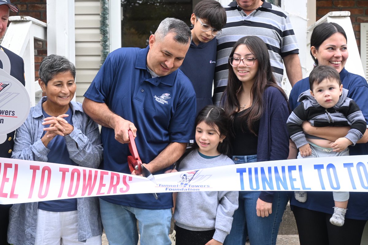 NYCPDDEA's tweet image. Detective Eder Loor was stabbed in the head in 2012 while on patrol in the 23 Precinct. Despite his life-altering injuries, he always exemplifies what it means to be one of 𝙏𝙝𝙚 𝙂𝙧𝙚𝙖𝙩𝙚𝙨𝙩 𝘿𝙚𝙩𝙚𝙘𝙩𝙞𝙫𝙚𝙨 𝙞𝙣 𝙩𝙝𝙚 𝙒𝙤𝙧𝙡𝙙. In honor of his heroics, Tunnel to…