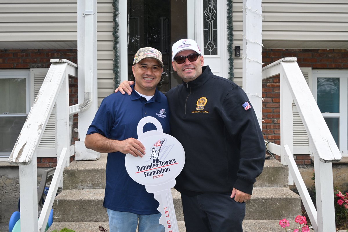 NYCPDDEA's tweet image. Detective Eder Loor was stabbed in the head in 2012 while on patrol in the 23 Precinct. Despite his life-altering injuries, he always exemplifies what it means to be one of 𝙏𝙝𝙚 𝙂𝙧𝙚𝙖𝙩𝙚𝙨𝙩 𝘿𝙚𝙩𝙚𝙘𝙩𝙞𝙫𝙚𝙨 𝙞𝙣 𝙩𝙝𝙚 𝙒𝙤𝙧𝙡𝙙. In honor of his heroics, Tunnel to…