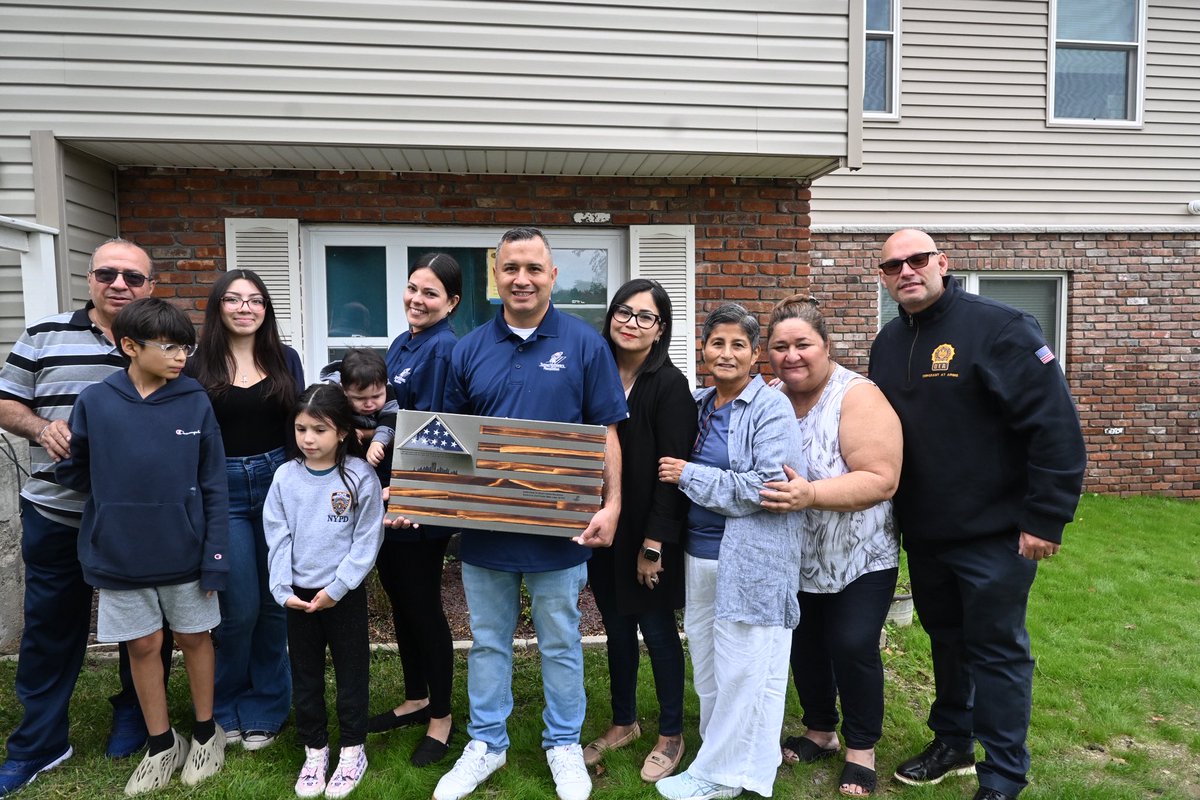 NYCPDDEA's tweet image. Detective Eder Loor was stabbed in the head in 2012 while on patrol in the 23 Precinct. Despite his life-altering injuries, he always exemplifies what it means to be one of 𝙏𝙝𝙚 𝙂𝙧𝙚𝙖𝙩𝙚𝙨𝙩 𝘿𝙚𝙩𝙚𝙘𝙩𝙞𝙫𝙚𝙨 𝙞𝙣 𝙩𝙝𝙚 𝙒𝙤𝙧𝙡𝙙. In honor of his heroics, Tunnel to…