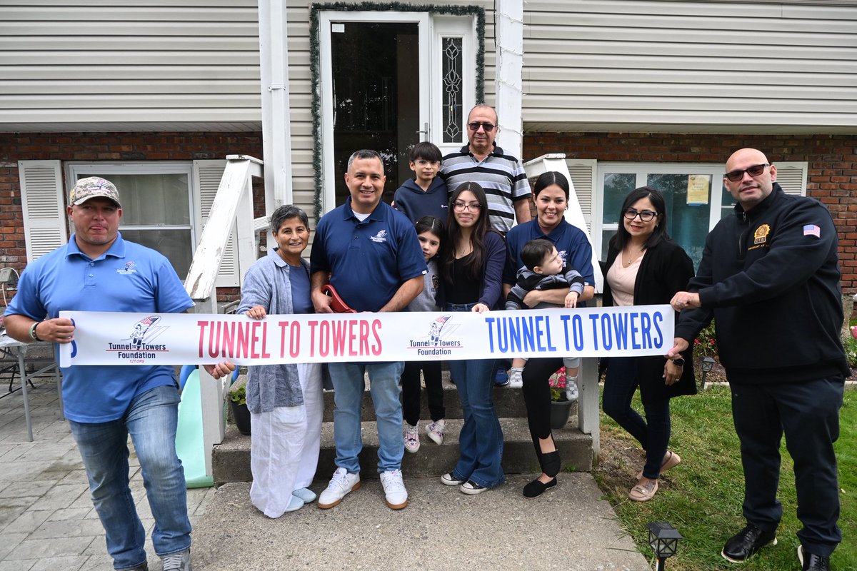 NYCPDDEA's tweet image. Detective Eder Loor was stabbed in the head in 2012 while on patrol in the 23 Precinct. Despite his life-altering injuries, he always exemplifies what it means to be one of 𝙏𝙝𝙚 𝙂𝙧𝙚𝙖𝙩𝙚𝙨𝙩 𝘿𝙚𝙩𝙚𝙘𝙩𝙞𝙫𝙚𝙨 𝙞𝙣 𝙩𝙝𝙚 𝙒𝙤𝙧𝙡𝙙. In honor of his heroics, Tunnel to…