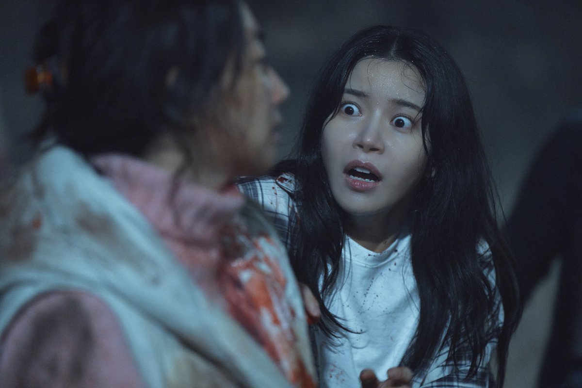 250924 <귀시> 공포 영화 미공개 &amp; 비하인드 스틸컷

배우 솔라 👏🏻

#솔라 #SOLAR