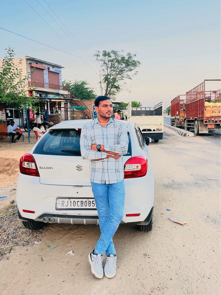 मैं बहुत सेंसेटिव इंसान हूँ मेरा खामोश हो जाना, 
रिश्ते खत्म हो जाने की निशानी है...
