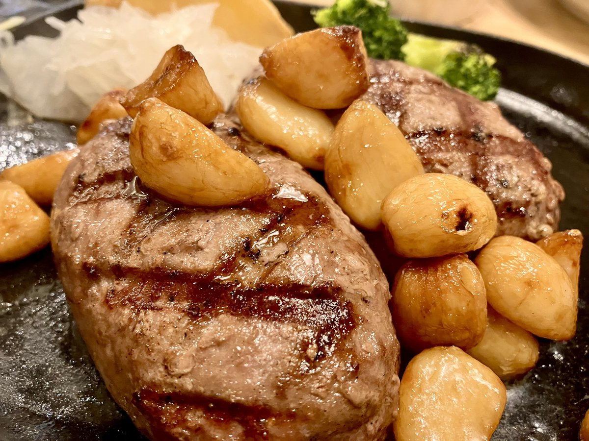 昨日は深夜ヴィクトリアでにんにく大俵ハンバーグを食べた。深夜ヴィクトリアは静かで、ボックス席で広々食べれて癒されます。