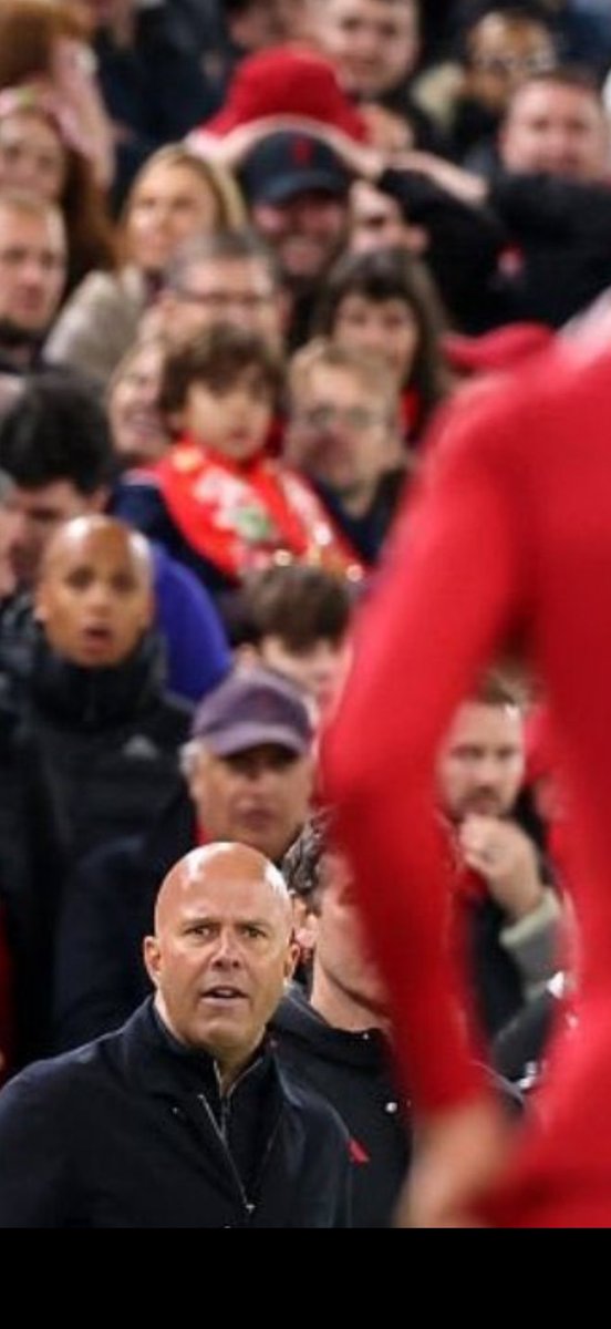 La reacción de SLOT al ver que Ekitike se sacó la camiseta y se ganó la segunda amarilla 😂