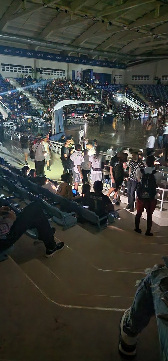 Y mientras el hacha va y viene la gente no no P y se está dando su trago. Vamos por 12 minutos del apagón.