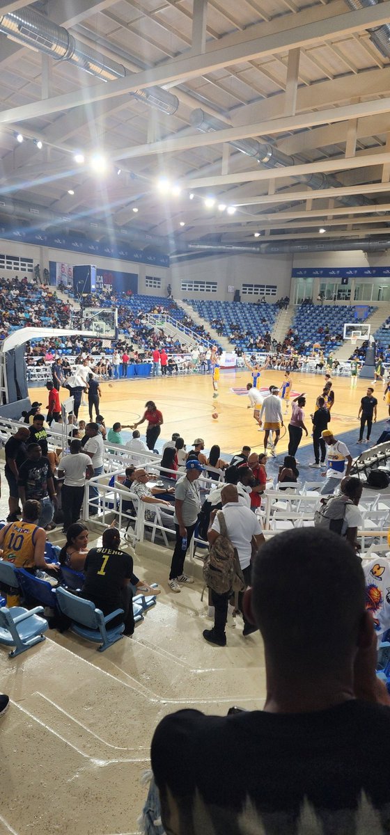 Después de 12 minutos se hizo la luz nuevamente en el Palacio del Voleibol Ricardo Gioriber Arias, aunque usted no lo crea juego de #Mauricio vs #SanCarños demorado por apagón ¡Juego para desvelados! #TBSDistrito