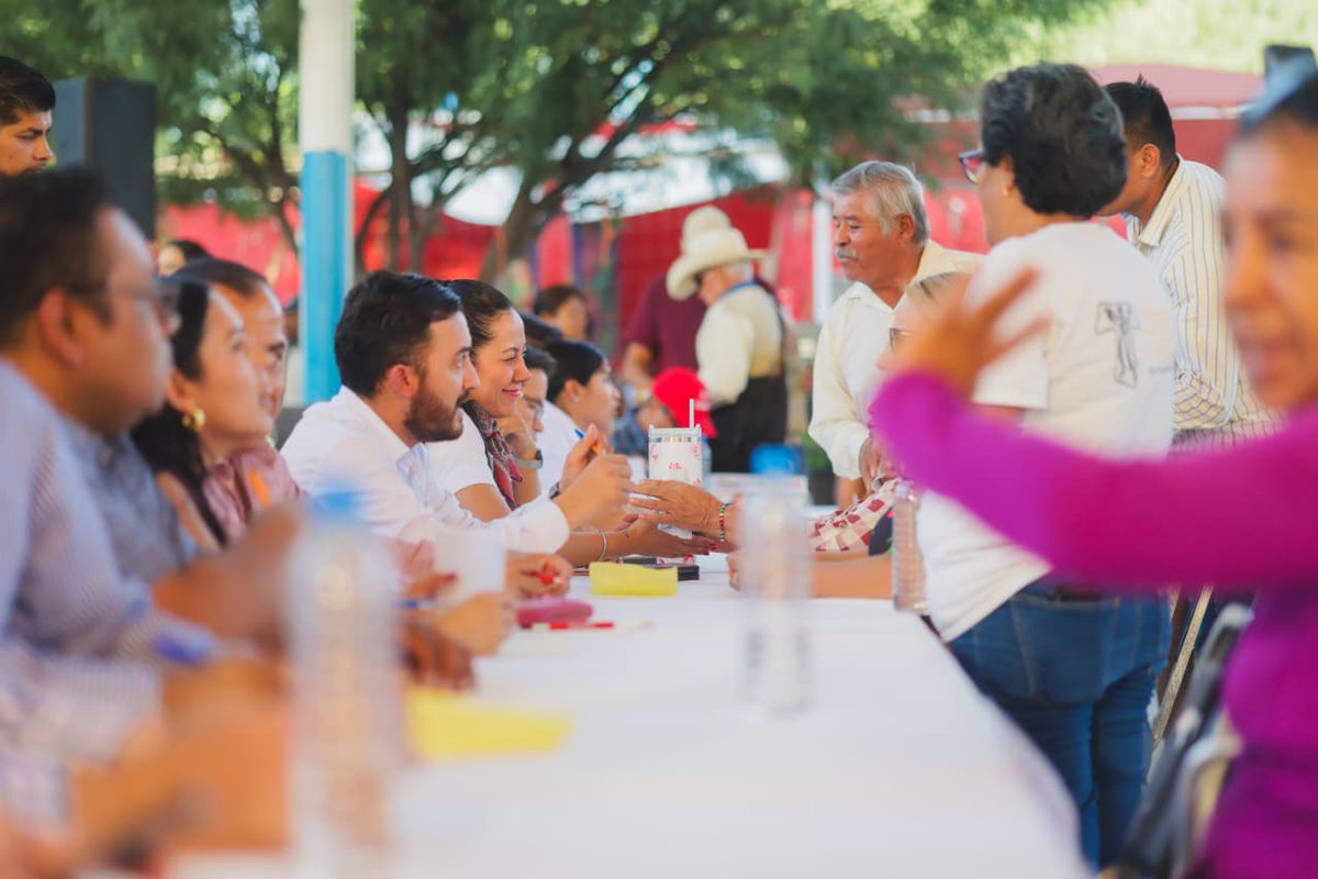 BetzabeMtzA's tweet photo. Iniciamos con gran entusiasmo las primeras Jornadas del Pueblo en el ejido El Vergel, acercando los servicios del Gobierno Municipal a la comunidad. Escuchamos de primera mano sus necesidades y estamos trabajando para darles pronta solución.

#ElCorazónDeLaTransformación https://t.co/AgoZxPwaao