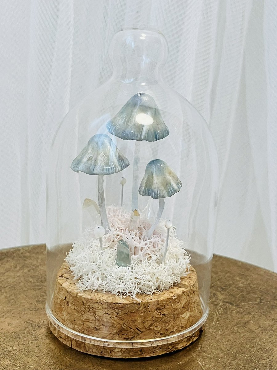 ドールサイズぷちきのこ　ブルームーンストーン

オンディーヌさまでの展示という事で、「水の精霊」から、清らかな泉と月明りのイメージでブルームーンストーンという石をモチーフに制作しました。

（ありがたいことにこちらは初日にお家が決まりました）