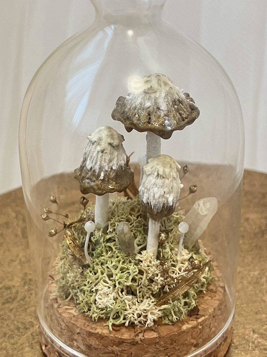 ドールサイズぷちきのこ　ササクレヒトヨタケ（golden color）

本物のササクレヒトヨタケはモノトーンカラーですが、金色で制作してみました。
柔らかな色合いでファンタジー感溢れる仕上がりになりました。