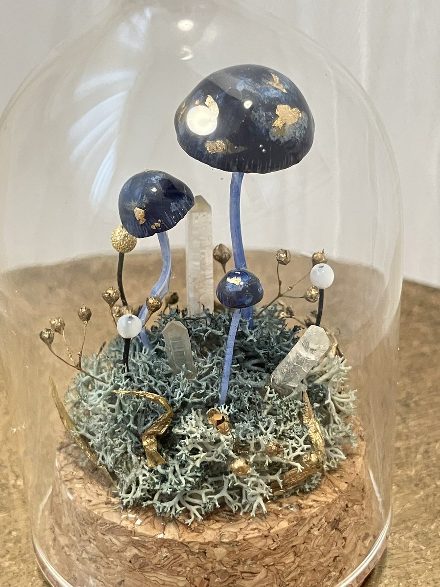 ドールサイズぷちきのこ　ラピスラズリ

ラピスラズリという石がきのこになったら…とイメージして制作しました。
アクリル絵の具で模様を描き、金色の箔を散らしています。
宇宙感🪐