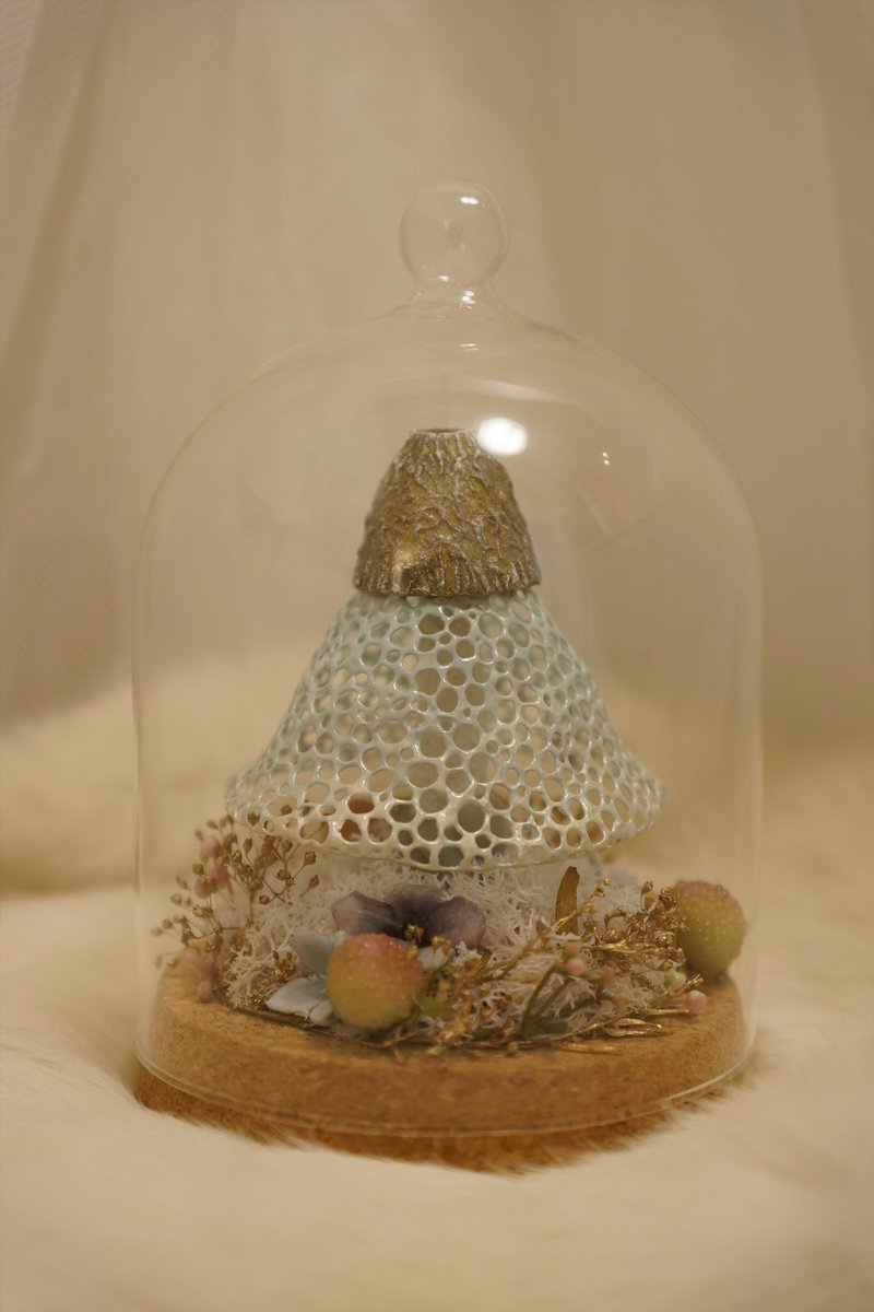 御伽の森のきのこ標本　ソライロキヌガサタケ

本物のキヌカザタケのレース状の被膜は白色ですが、淡い水色で制作しました。
温かなお日様とふわふわの雲、よく晴れた穏やかな空の色を映しているようなイメージです。