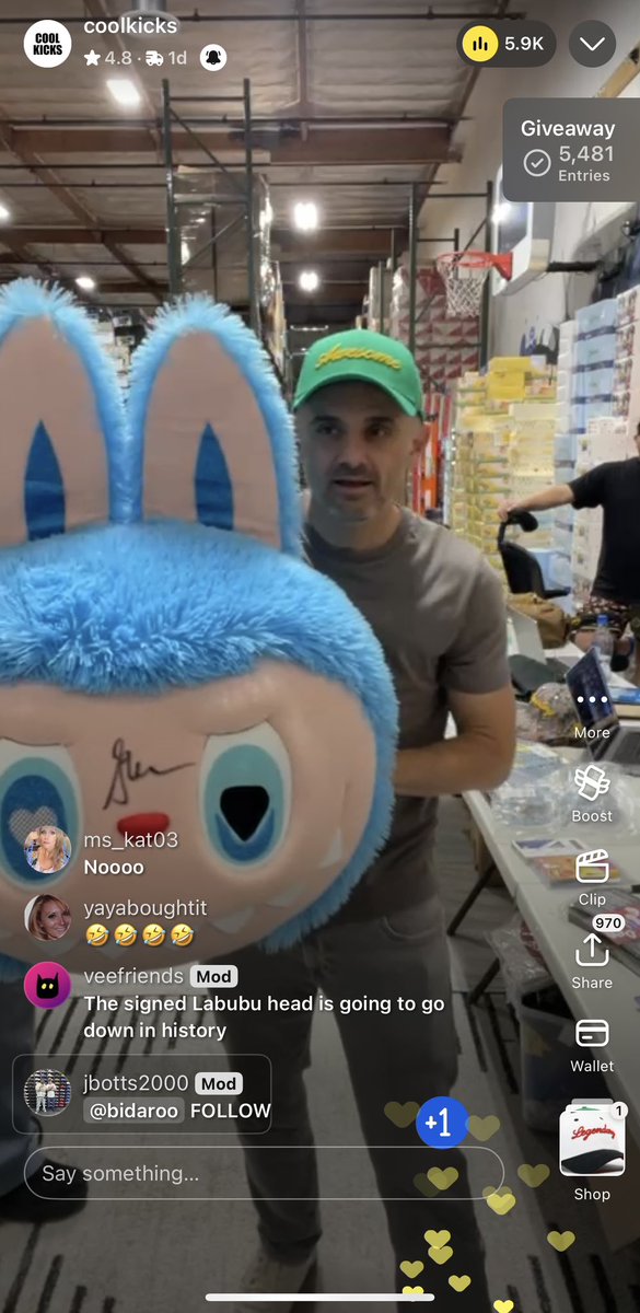 _CollectConnect's tweet image. One of the craziest streams I have ever been apart of! @garyvee &amp;amp; @Coolkicksla sold a autographed labubu head for $3,000!!!! 

#Veefriends #selling