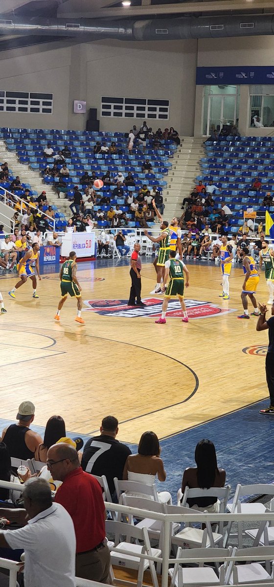 9:48 p.m salto al centro entre #MauricioBaez vs #SanCarlos ¡Juego de la costa del pacífico! #TBSDistrital