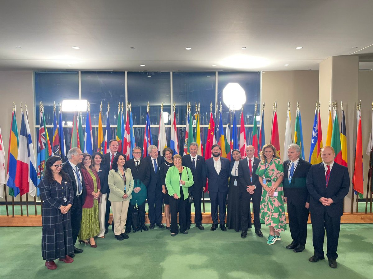 kennysubiabre's tweet image. La política es en vivo y en directo
La nominación de la expresidenta #Bachelet a la #ONU , a mi juicio merecida y contundente, movió el tablero y dejó descolocados a algunos que salieron a criticar, sin leer a sus candidatos.
Se desordenó el naipe, veamos cómo siguen los relatos.