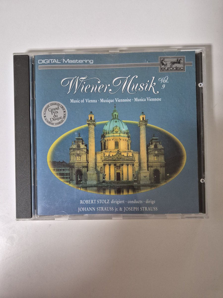 굿즈 선물로 받은 음반인데
너무 좋자나!
비엔나 여행 연장 되는 기분.