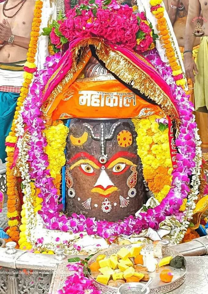 ॐजय श्री बाबा महाकाल जीं,ॐ नमःपार्वती पतये,हर हर महादेव,ऊँ नम: शिवाय:आपका दिन शुभ, मंगलमय व कल्याणकारी हो🙏🙏भगवान श्री महाकालेश्वर बाबा के ज्योतिर्लिंग रूप का आज का दिव्य भस्मारती दर्शन,24/09/2025, बुधवार, आश्विन मास, शुक्ल पक्ष 03 (तृतीया तिथि)