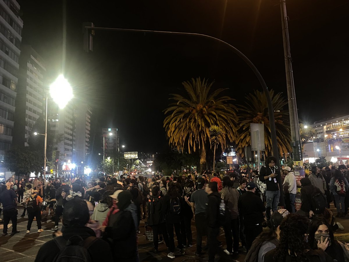 Romina_Ig7's tweet photo. La gente que tanto llaman "vagos" han sido reales trabajadores responsables, porque de mañana trabajan y de tarde protestan, me parece increíble

#Paro #ParoEcuador #ParoNacional2025 https://t.co/dm3BKdj4Ov