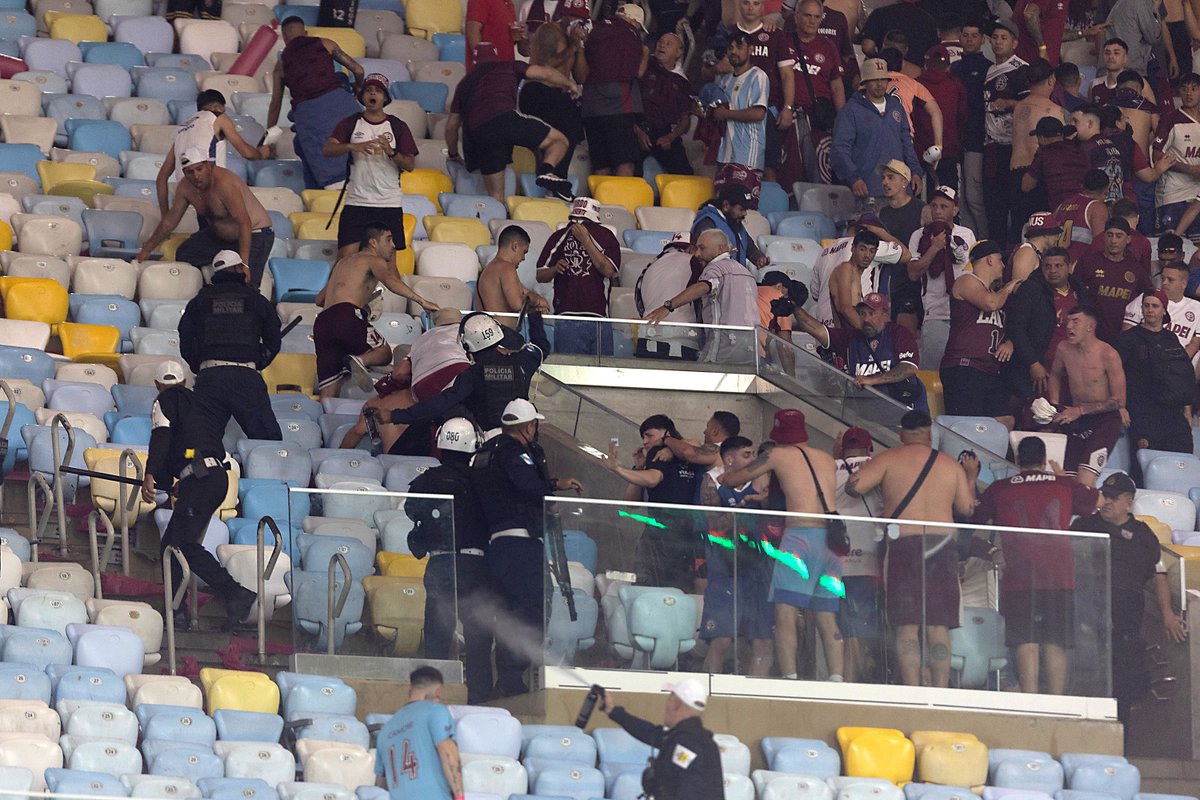 TyCSports's tweet photo. LAMENTABLES imágenes de la represión policial en Brasil, que sufrieron los hinchas de Lanús en su visita a Fluminense por los cuartos de final de la Copa Sudamericana. El encuentro estuvo más de 20 minutos demorado. https://t.co/Kn9GLV3nIJ