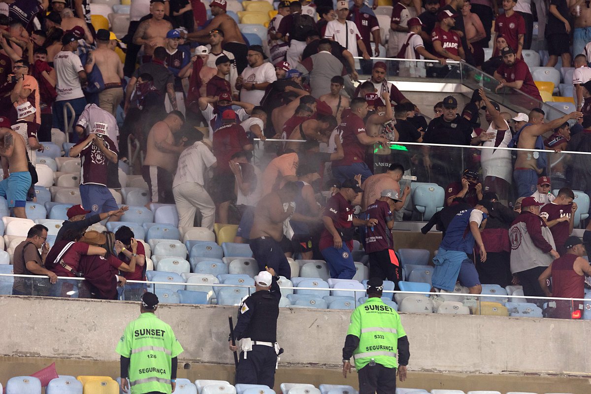 TyCSports's tweet photo. LAMENTABLES imágenes de la represión policial en Brasil, que sufrieron los hinchas de Lanús en su visita a Fluminense por los cuartos de final de la Copa Sudamericana. El encuentro estuvo más de 20 minutos demorado. https://t.co/Kn9GLV3nIJ
