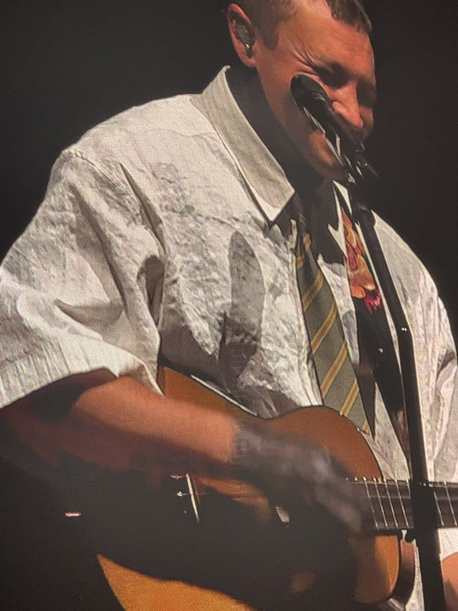 Mr. Joseph is wearing a tie this evening 
<a href="/tylerrjoseph/">tyler jøseph</a> <a href="/joshuadun/">josh dun</a> <a href="/twentyonepilots/">twenty one pilots</a>