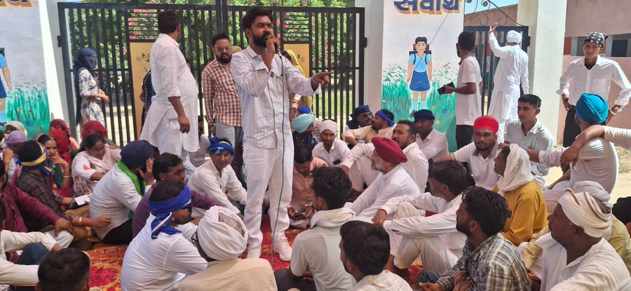 RamdevASP's tweet image. श्रीगंगानगर जिले की विजयनगर तहसील में रा.उ.मा.विधालय 17GB में दलित समाज की बच्ची के साथ शिक्षक द्वारा देह शोषण का प्रयास किया गया,जो अत्यंत निंदनीय घटना है।
मुकदमा दर्ज होने के 15 दिन बाद भी@sgnrpolice आरोपी को गिरफ्तार करने में नाकाम है।भीम आर्मी के द्वारा धरना प्रदर्शन जारी है।