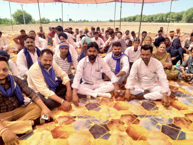 RamdevASP's tweet image. श्रीगंगानगर जिले की विजयनगर तहसील में रा.उ.मा.विधालय 17GB में दलित समाज की बच्ची के साथ शिक्षक द्वारा देह शोषण का प्रयास किया गया,जो अत्यंत निंदनीय घटना है।
मुकदमा दर्ज होने के 15 दिन बाद भी@sgnrpolice आरोपी को गिरफ्तार करने में नाकाम है।भीम आर्मी के द्वारा धरना प्रदर्शन जारी है।