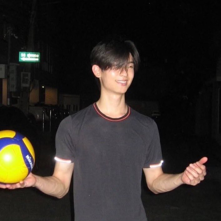 baethojiro's tweet photo. พิ่โทร่างพินักกีฬาคือมานหล่อดิบออเเกนิคมั่ก ๆ เลยนะหน่ะ ㅜ ㅜ ไม่ว่าจะไปเล่นกีฬาอะไร ละดูแต่ละครั้งทิ่ไปตีวอลเล่จิ โคตรจะฮอตเลยหน่ะ ใครจะไปต้านได้นะ เเพ้กันหมดเเล้ว 😭🧎🏼 https://t.co/d8M1faOT9t