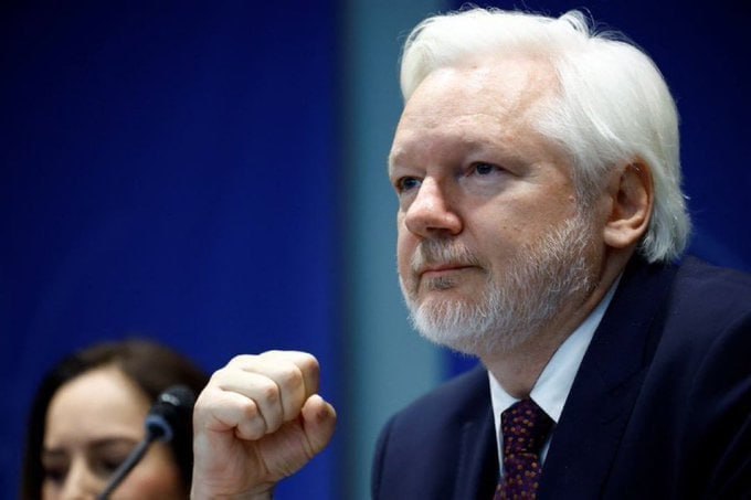 🚨BREAKING: Julian Assange is reportedly seeking a meeting with President Trump to expose further corruption among Democrat elites in Congress and both the Obama and Biden Administrations.

Should Trump grant this meeting?

YES or NO?