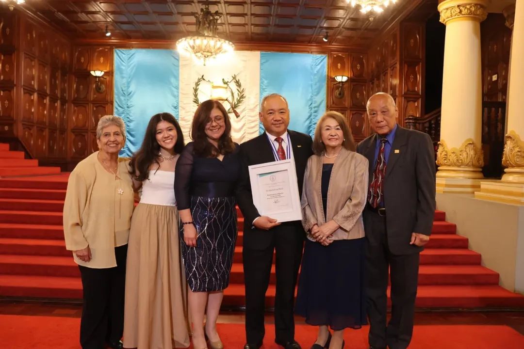 La presidenta en funciones y vicepresidenta de la República, Karin Herrera, presidió la ceremonia de entrega de la primera edición del Premio Dr. Noel W. Solomons, un galardón creado para honrar la trayectoria de científicos guatemaltecos y el legado del destacado investigador