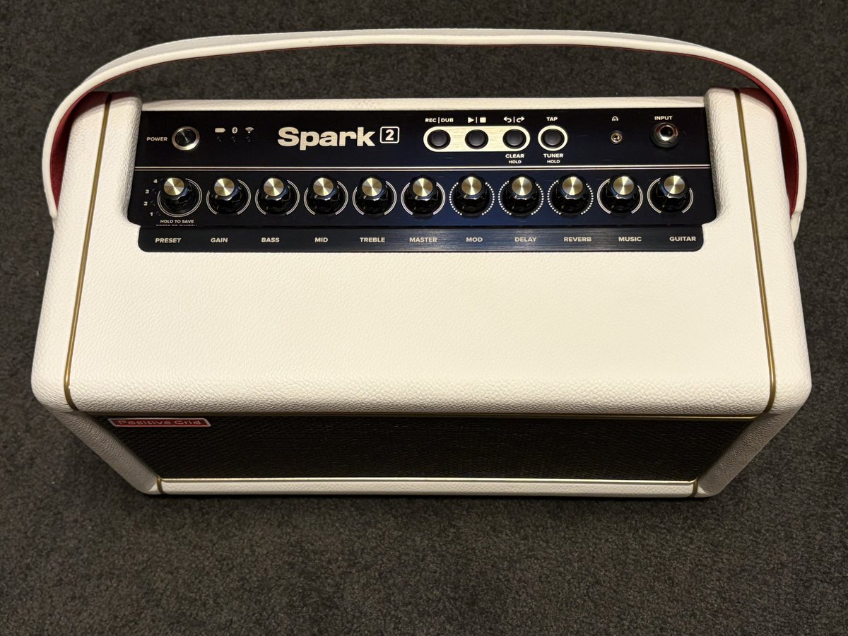 GypsyZenn's tweet image. ちなみにSpark2の簡易レビューですが

床に置いていると位置が低すぎてモニタリングが難しいので何か台の上に置く前提の使用の方がいいです。

Bluetoothでオケも流せますがYoutubeの音源だとやたらと低音が強調されるのでミュージックアプリでオケを再生する方が良いです。

#PositiveGrid
#Spark2