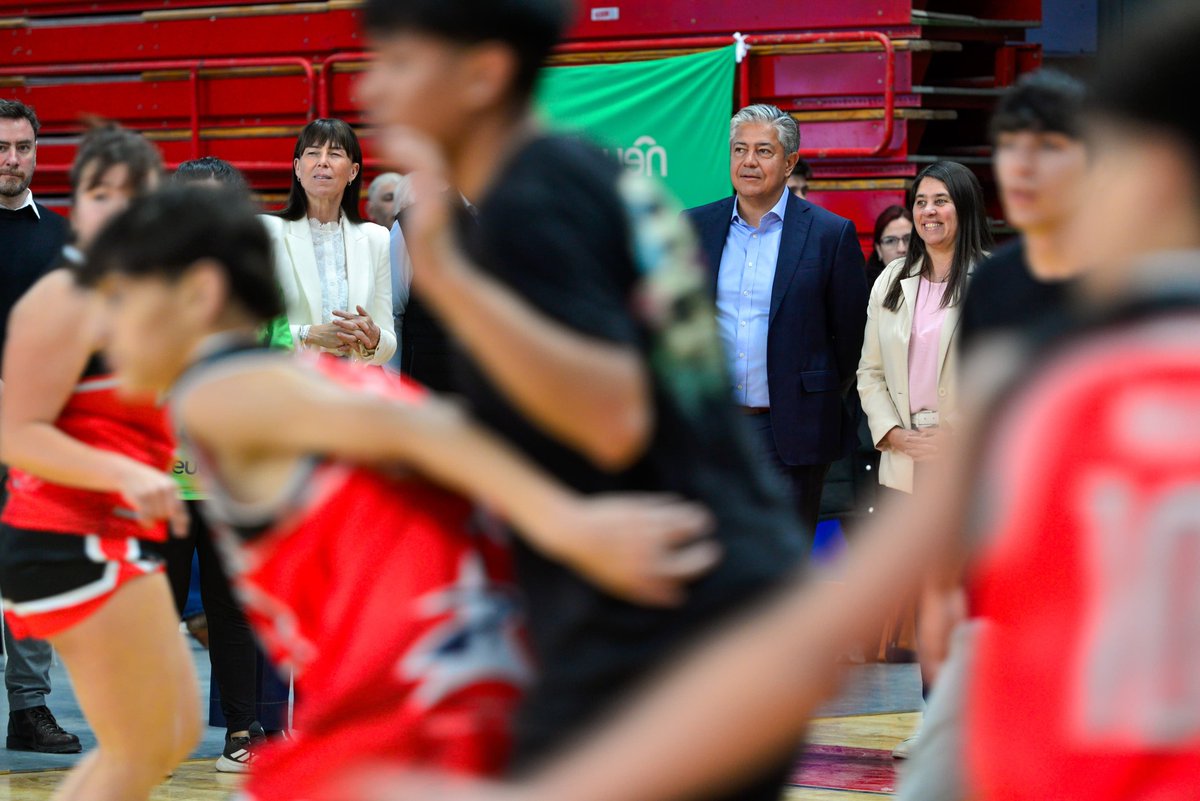 Rolo_Figueroa's tweet photo. LANZAMOS LOS JUEGOS REGIONALES NEUQUINOS

Más de 4.000 deportistas de entre 12 y 16 años, de toda la provincia, participarán en básquet, fútbol 11, futsal, vóley y tenis de mesa.

En Neuquén vivimos el deporte como parte de nuestra forma de vida. Los gimnasios que inauguramos, las piletas que reparamos y cada obra deportiva son posibles gracias al esfuerzo, los recursos y el compromiso de los neuquinos por construir una provincia mejor.