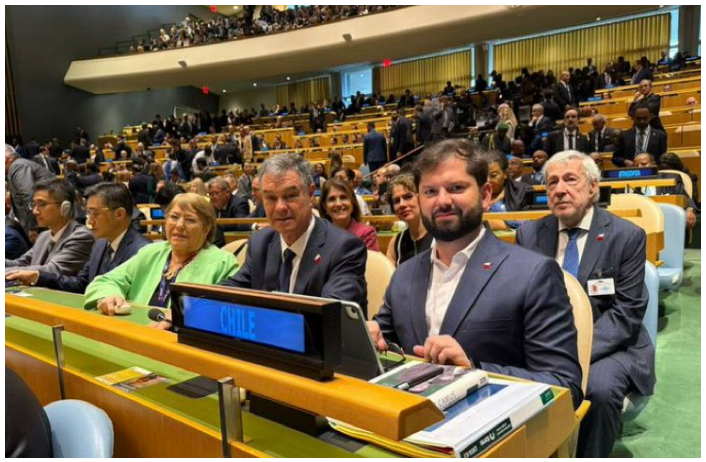 Esta es la "derechita cobarde" en acción.
Con tal de figurar o recibir, se venden sin asco a la izquierda.
No les importa el "qué dirán", sólo les interesa su metro cuadrado.
Ossandón es el guaripola de esa derechita repulsiva que vamos a castigar duro en estas elecciones.