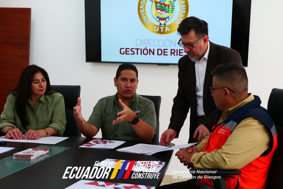 Riesgos_Ec's tweet photo. El Secretario Nacional de @Riesgos_Ec, @Jorge_CarrilloT, visitó la sala de situación y monitoreo de la Universidad Técnica de Ambato (@UTecnicaAmbato ), donde la SNGR brindó asesoría técnica especializada para fortalecer su funcionamiento.

🤝 Junto a la rectora Sara Camacho, consolidamos la cooperación entre academia y Estado para potenciar la gestión de riesgos en el país.

#ElNuevoEcuadorImpulsa