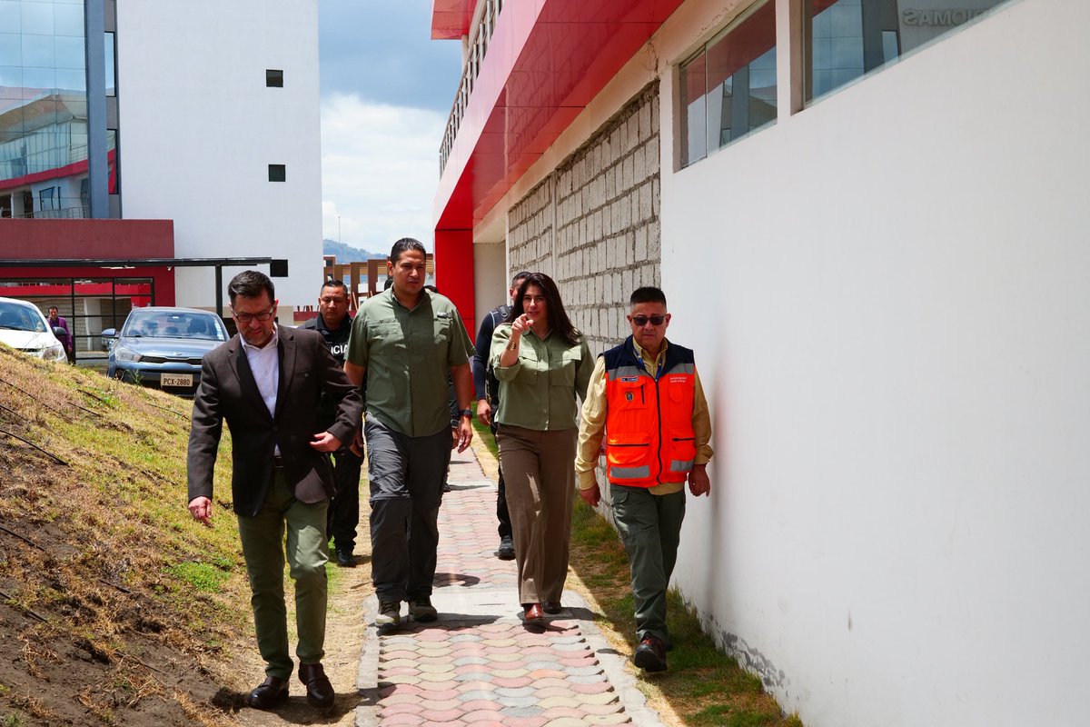 Riesgos_Ec's tweet photo. El Secretario Nacional de @Riesgos_Ec, @Jorge_CarrilloT, visitó la sala de situación y monitoreo de la Universidad Técnica de Ambato (@UTecnicaAmbato ), donde la SNGR brindó asesoría técnica especializada para fortalecer su funcionamiento.

🤝 Junto a la rectora Sara Camacho, consolidamos la cooperación entre academia y Estado para potenciar la gestión de riesgos en el país.

#ElNuevoEcuadorImpulsa