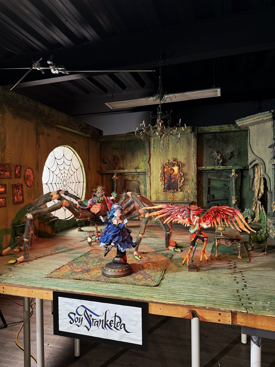 De verdad impresionante el taller de <a href="/CinemaFantasma/">Cinema Fantasma</a> donde se hizo “Soy Frankelda” 🤯🤯. La escala de las maquetas, el bellísimo diseño de las marionetas, la atención a cada mínimo detalle!!! Que belleza en verdad.