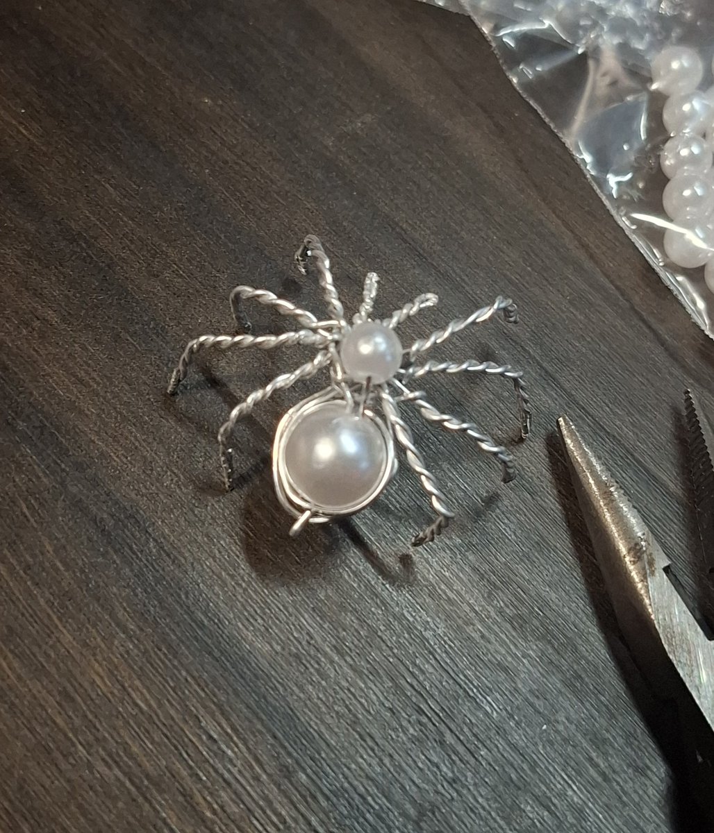 belzebobz's tweet photo. minha tentativa de fazer uma aranha, ela ta meio tortinha, mas ta muito legal https://t.co/3pxxqVVFHC