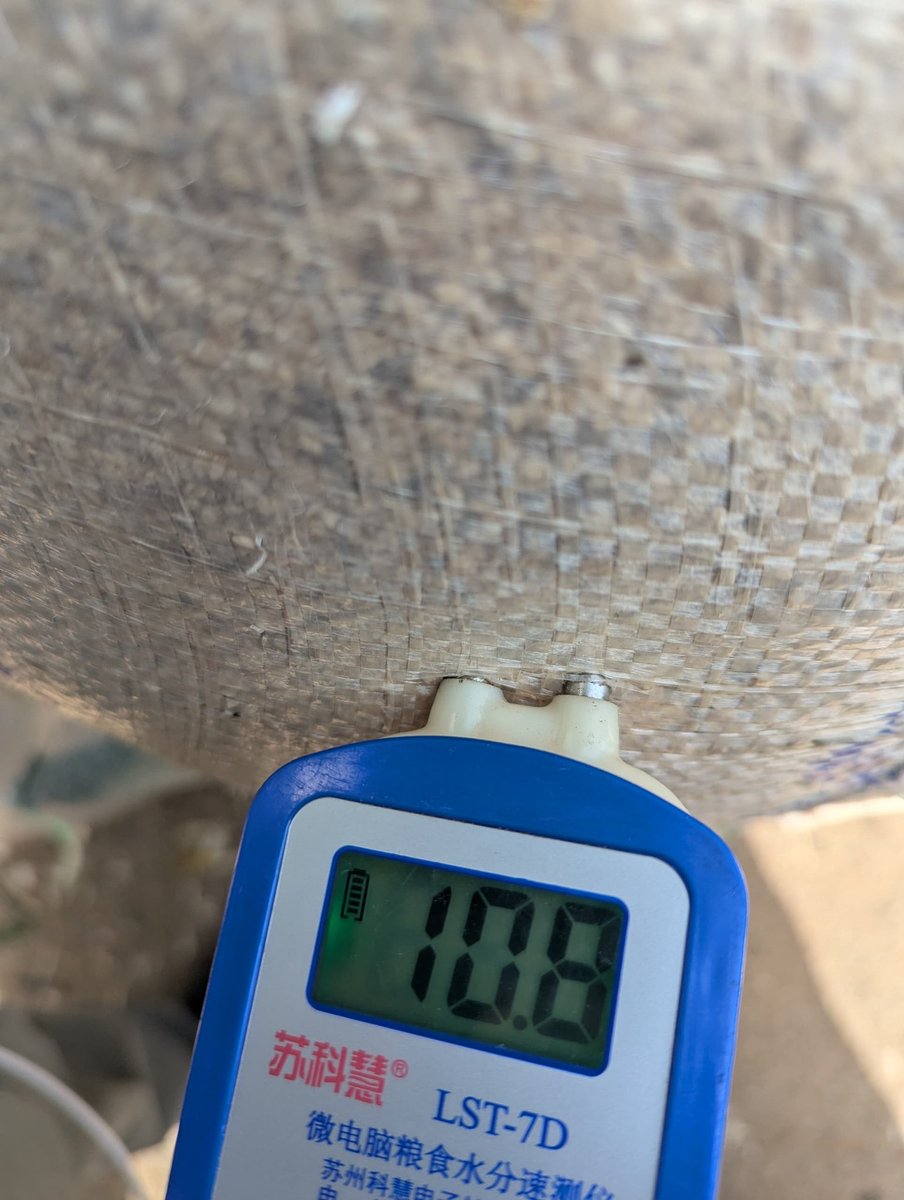 Today at Sara market we went to buy Sesame seed, we measured the Sesame Moisture using "Sesame Moisture meter" to avoid buying goods with high moisture .
Note:
Preferable Moisture is less than 10%