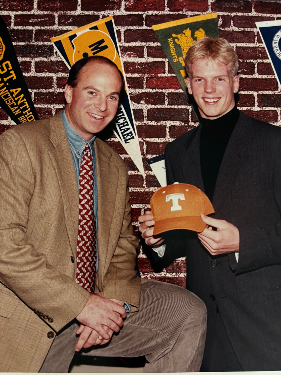 SimmsComplete's tweet image. The OG of HS Sports broadcasting Mike Quick with Tennessee traitor Chris Simms. 😝

Good Luck to all the High School programs tonight and tomorrow. Which game are you most excited about this weekend? 

 #MikeQuick #ChrisSimms  #TennesseeVols #texaslonghorns  #NJHighSchoolFootball