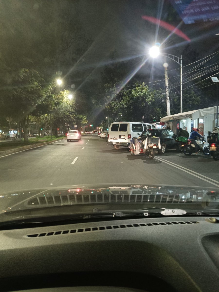 licfgm's tweet photo. @TlalpanAl Algún día podrían poner orden a la altura de Walmart Villa Coapa? No se puede caminar sobre ACOXPA y carros SIEMPRE ESTACIONADOS EN DOBLE FILA sobre ACOXPA. Son dueños de la banqueta y de dos carriles en Acoxpa. https://t.co/WLRseaMK73