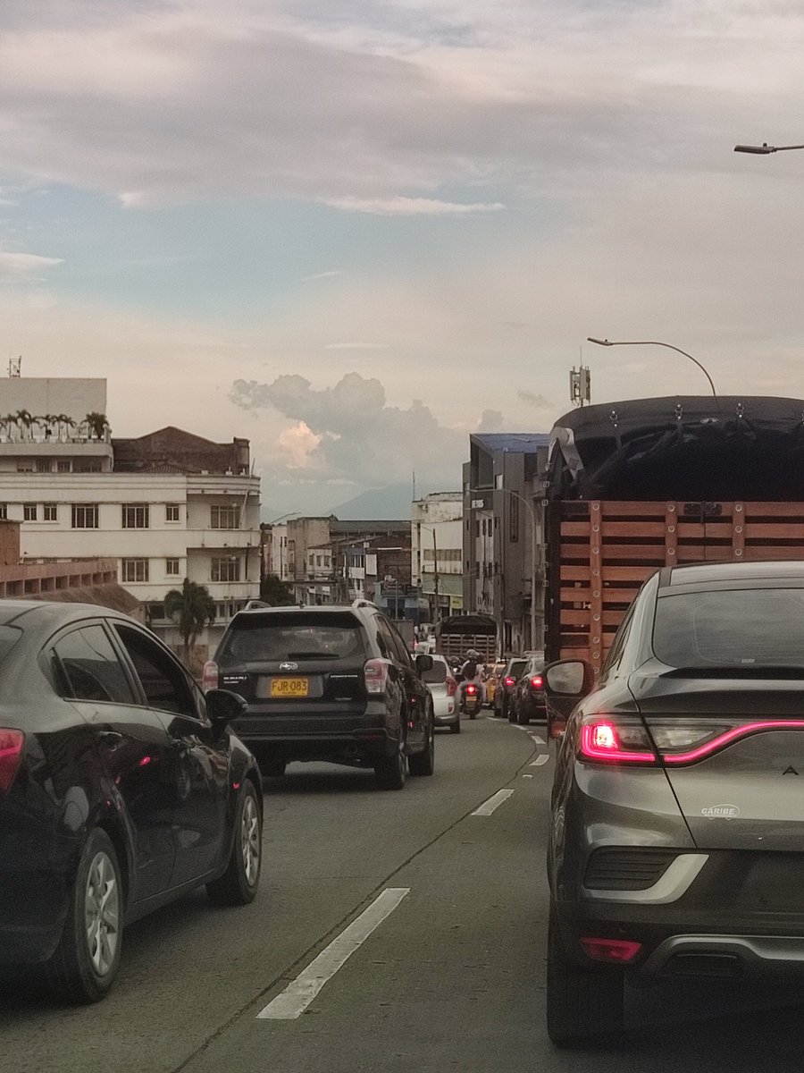 AECuervoPro's tweet photo. Sto tremendo de vivir. 4:40pm y ya se cierra la Carrera Primera en la @PoliciaCali @CaracolRadio @BLUPacifico @LaFMCali https://t.co/GJubm7yrFe