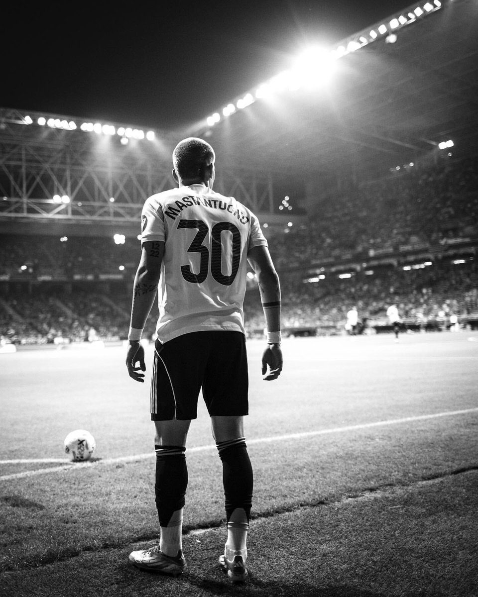 Lamine Yamal pierde el Balón de Oro y al día siguiente Franco Mastantuono hace su primer gol en el Real Madrid.

Comenzó el legado.
