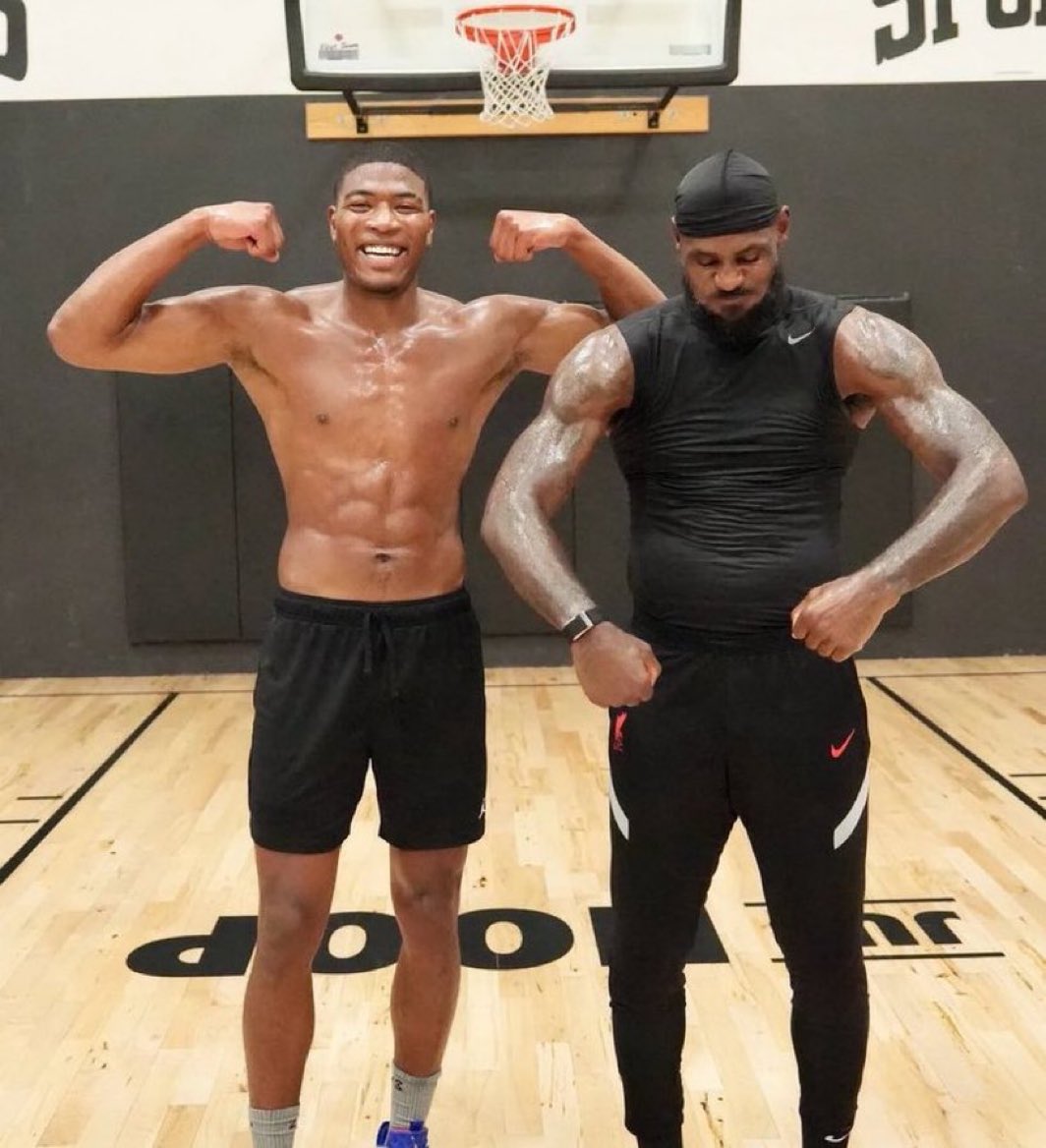 LakersDailyCom's tweet image. Rui and LeBron locked in for the upcoming season 🔥