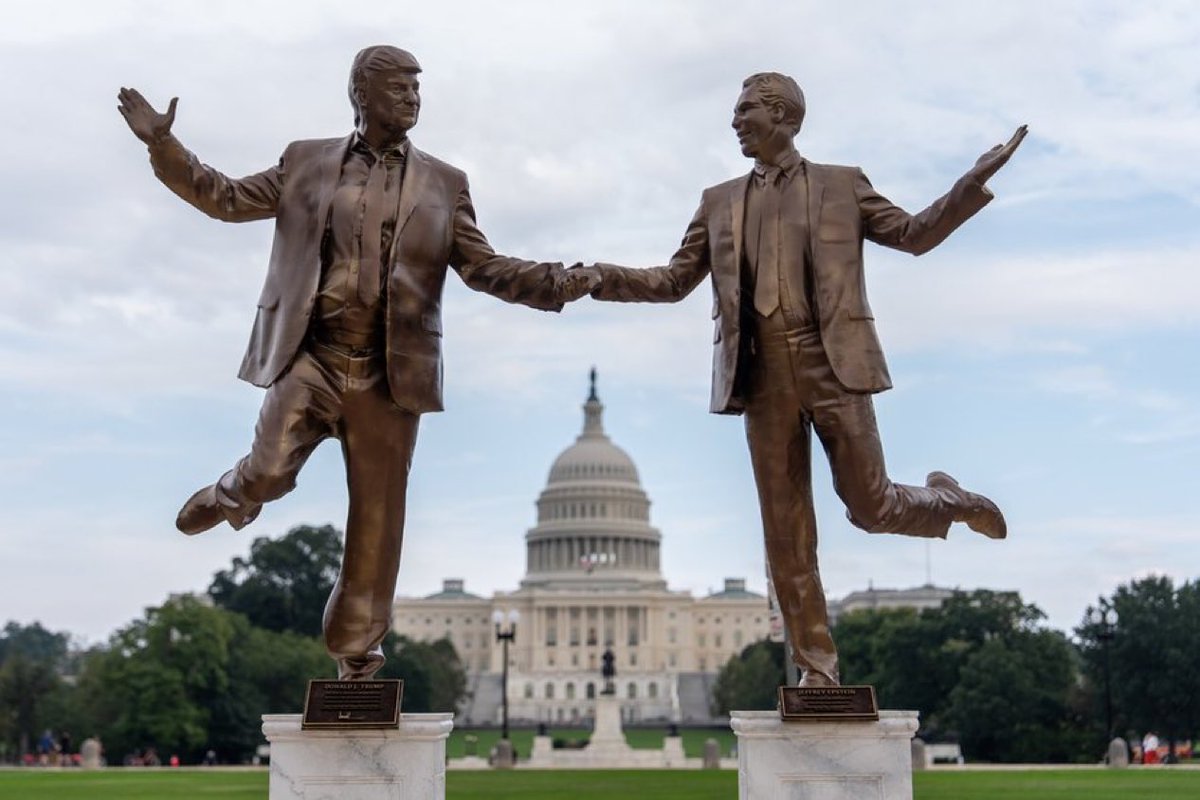 🇺🇸 | Colocan una estatua de Trump y Epstein agarrados de la mano en el National Mall.
