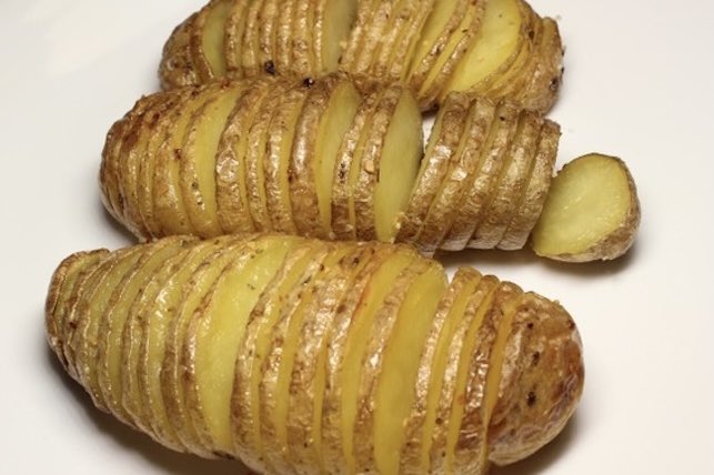Hasselback potatoes make a simple side dish seem extra special. marysbusykitchen.com/the-best-seaso…