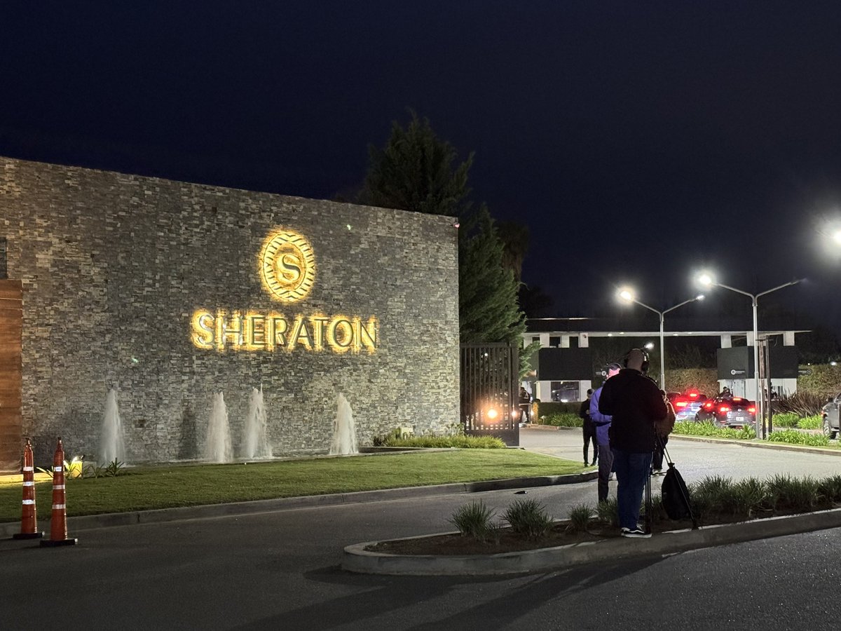 Já estamos aqui na porta do hotel aguardando a delegação do Flamengo que chega por aqui já já. Rubro-Negro já está na Argentina.