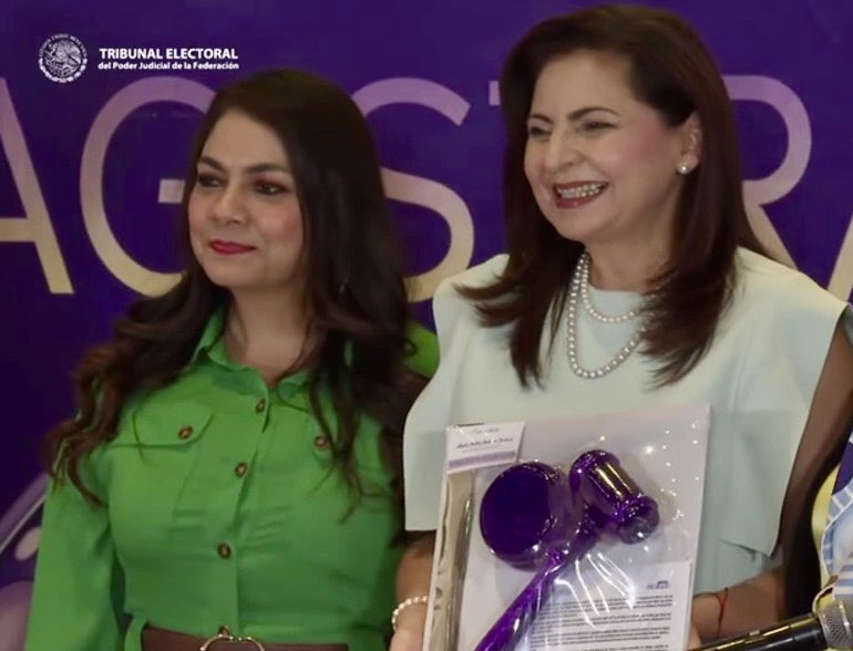 En el marco del VIII Encuentro de Magistradas Electorales 2025, la Mgda. Magali Arellano Córdova, Presidenta del <a href="/teechiapas/">TEECH</a>, entregó a la Mgda. Pdta. del <a href="/TEPJF_informa/">Tribunal Electoral del PJF</a>, Mónica Aralí Soto Fregoso, el “Mazo Morado”, símbolo de la justicia con perspectiva de género.
