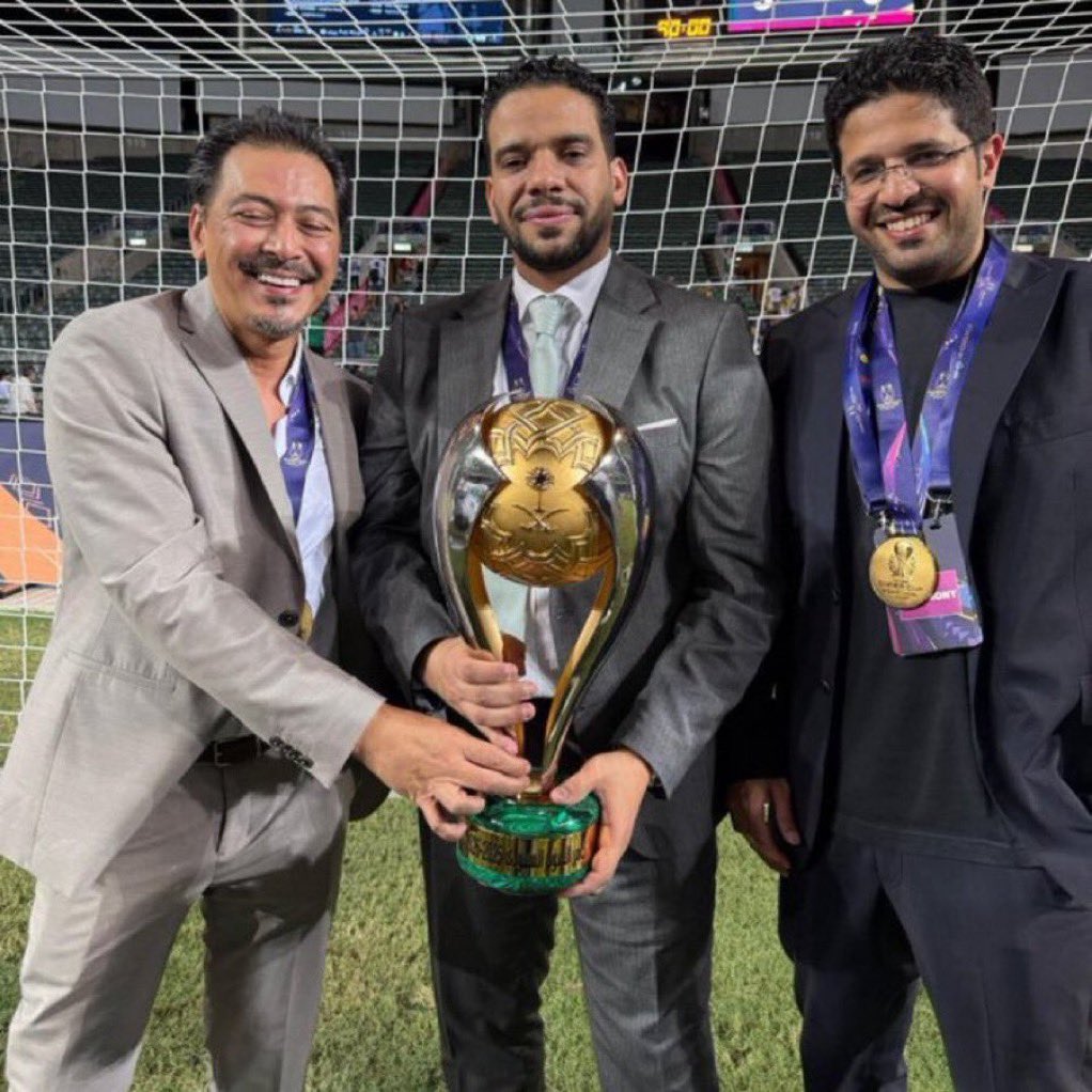 يـ لجنة العواطف يـ لجنة اخاف على مشاعر كيسيه ومشاعر فلان وعلان وارضخ لكلام اللاعبين قدامكم 3 شهور او اقل على بداية فترة الانتقالات الشتوية يأنكم تعدلون من شغل العواطف و التوفير الي سويتوه في الصيفية وضيع علينا حلم تاريخي وتصلحونه بعمل يليق بهذا النادي وجمهوره ل انقاذ ماتبقى من