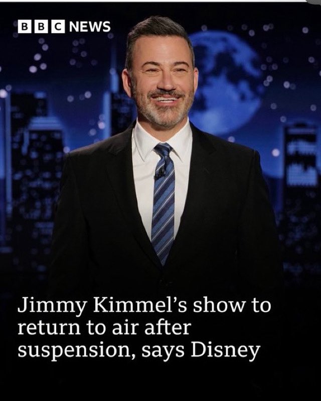 Donald Trump, eleştirilerden hoşlanmadı…
Spiker Jimmy Kimmel’i hedef aldı…
Çalıştığı kanala baskı yaptı…
Kimmel’in programı apar topar yayından kaldırıldı…

Ama seyirci susmadı…
Disney ürünlerine boykot başladı…
“Sen susturursan biz de seni sustururuz” dediler…
Kitle